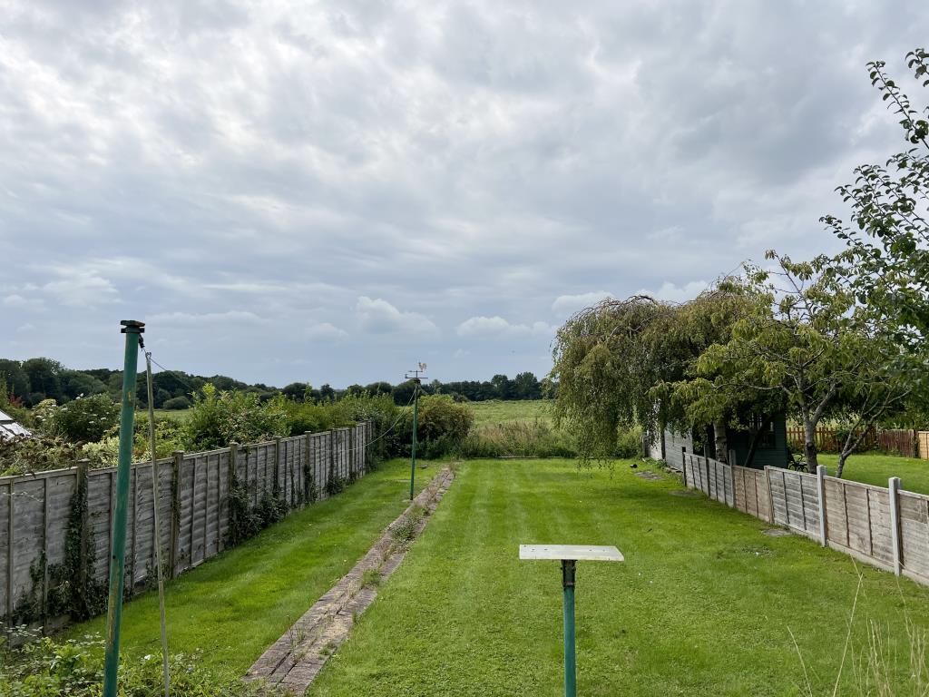 Lot: 161 - BUNGALOW WITH STRUCTURAL MOVEMENT FOR REPAIR OR SITE RE-DEVELOPMENT - Garden with view over field behind